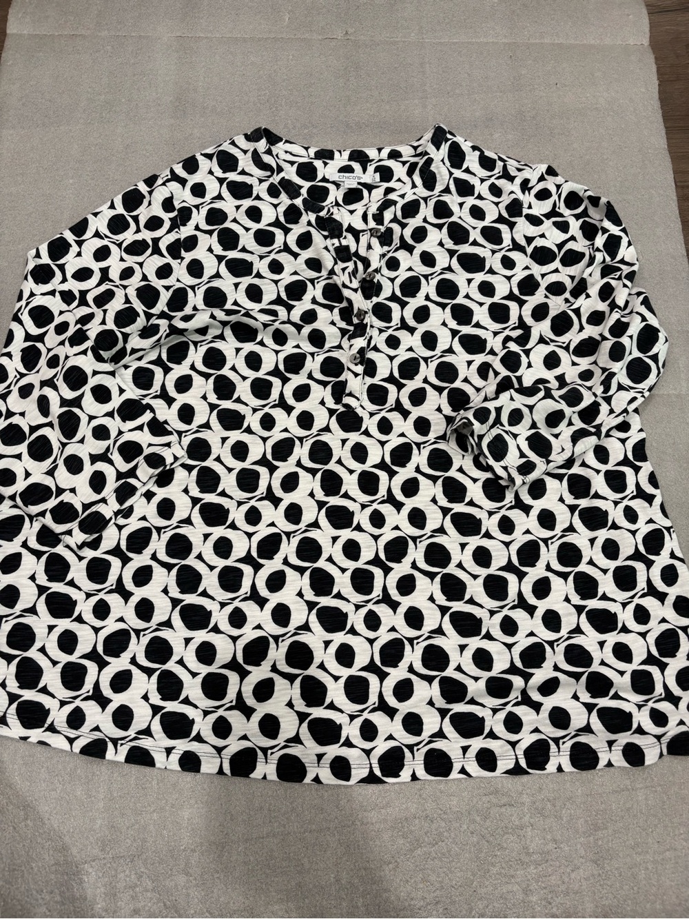 [4/US:XXL]Chico's Black & White Geometric Henley Cotton Blouse